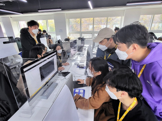 15일 서울 강남구 이노베이션 아카데미에서 교육생들이 깜짝 그룹 테스트에 참여하고 있다. 안경애 기자